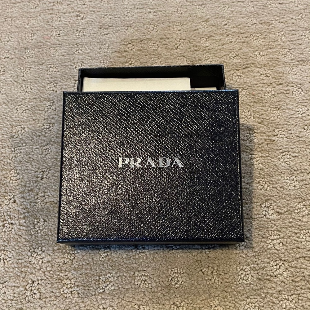 💯 🎁 Authentic PRADA Gift Box - Picture 2 of 7